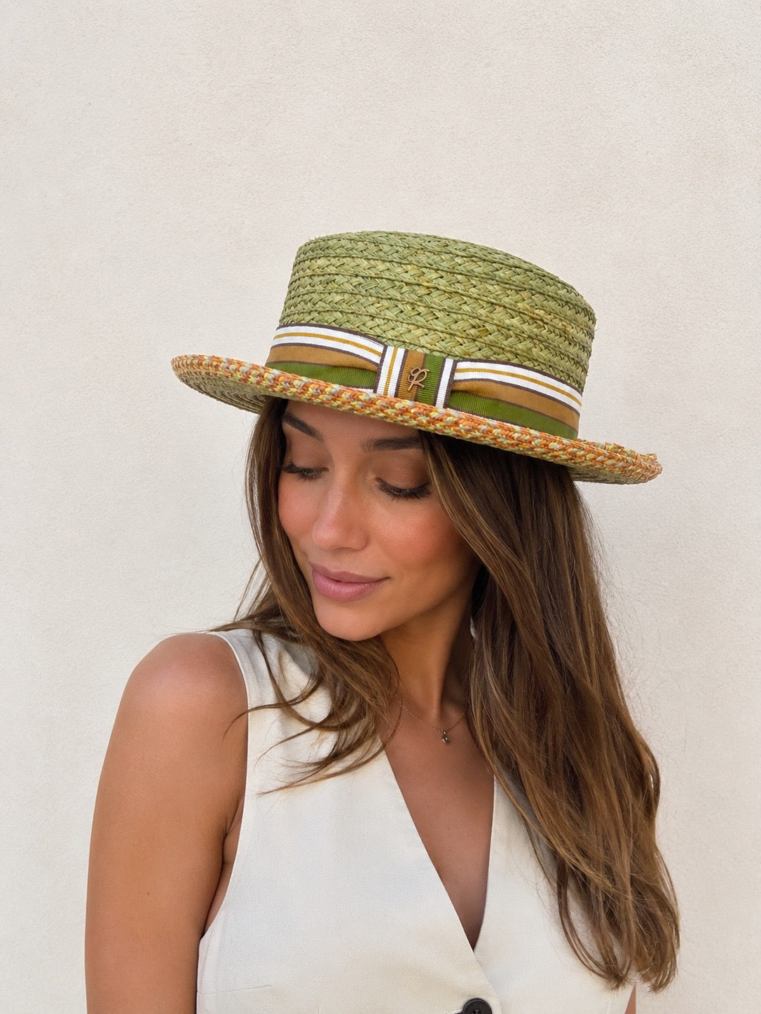 Cappello Pork Pie in paglia intrecciata verde con fascia decorativa
