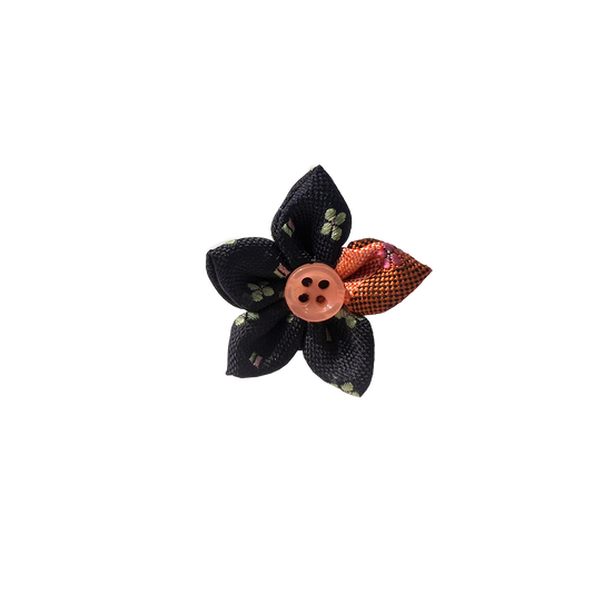 Spilla in Seta con bottone rosa